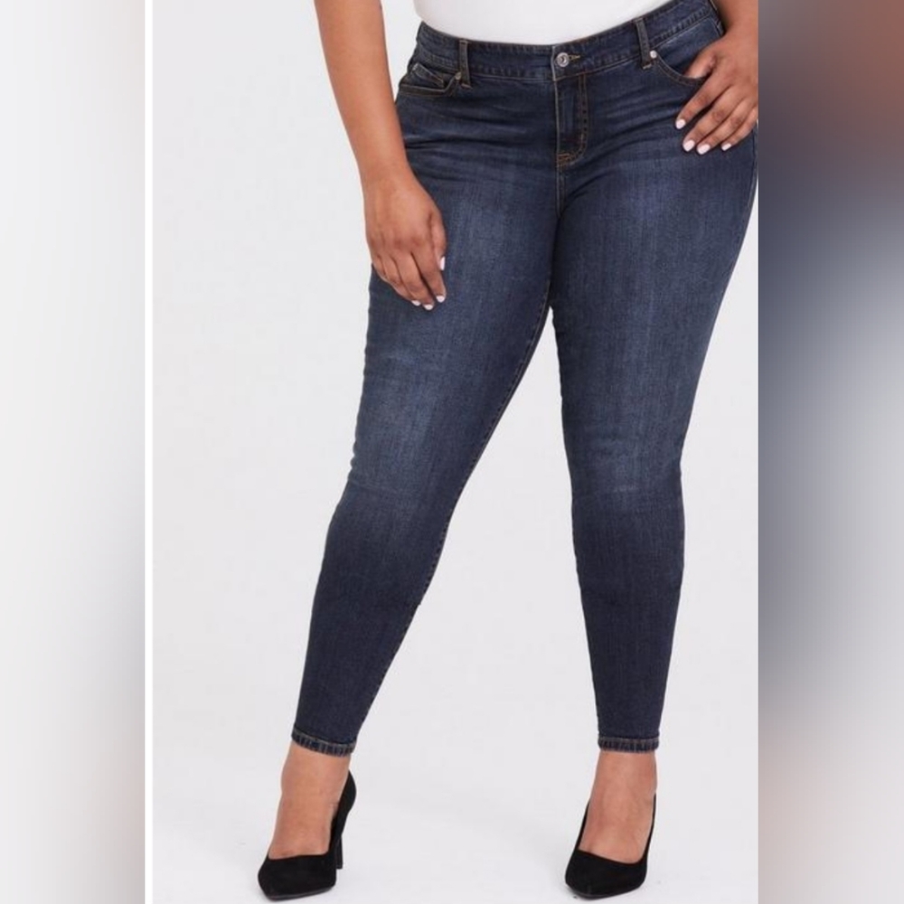 Torrid 18R Vintage stretch mid-rise skinny jeans.